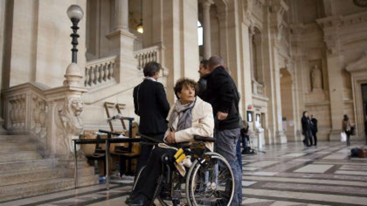 Francoise Rudetzk, presidenta de la asocación francesa de víctimas de terrorismo "SOS Attentats" llega al juicio contra el terrorista venezolano Ilich Ramírez Sánchez, 'Carlos', en el Tribunal de lo Criminal de París, Francia, el lunes.