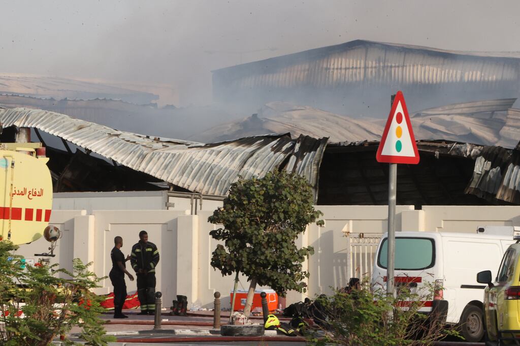 Los bomberos trabajan mientras el humo se eleva fuera de un almacén dañado en una zona industrial en Al Rayyan, Qatar, tras un ataque iraní, el domingo 1 de marzo de 2026. (Foto AP)