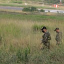 Soldados patrullan cerca de la pista del aeropuerto Camilo Daza donde ocurrió una explosión en la cerca perimetral del aeropuerto en Cúcuta, Colombia, el martes 14 de diciembre de 2021. La policía colombiana investiga dos explosiones cerca del aeropuerto que mataron a dos policías. (Foto AP / Ferley Ospina)