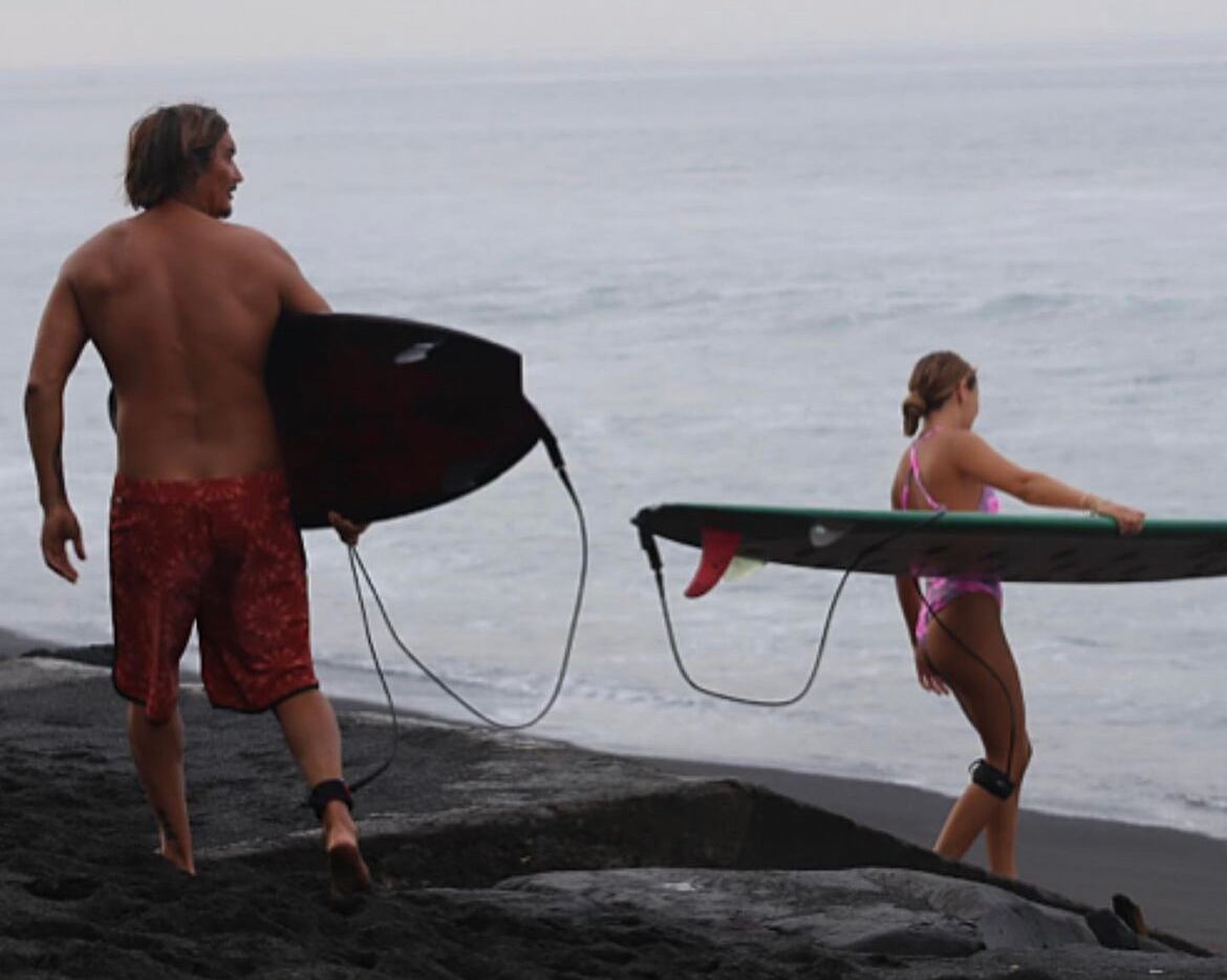 Mikala Jones junto a su hija Isabella.