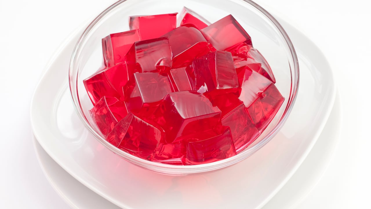 La gelatina aporta al colágeno y también ayuda a fortalecer las uñas, mejora el estado de los huesos, tendones, articulaciones.