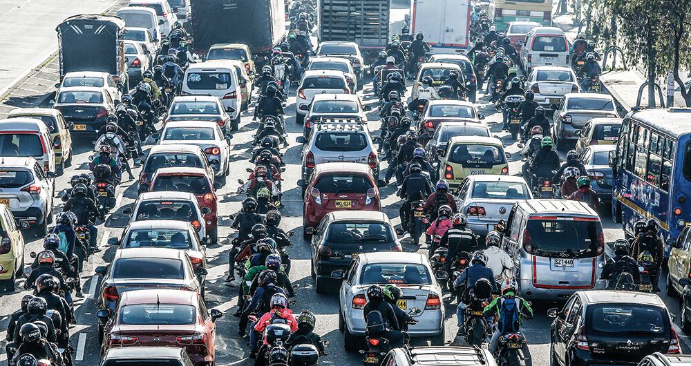 Un trancón es una detención o reducción importante de la velocidad de circulación en una vía pública a causa de un excesivo volumen de vehículos.