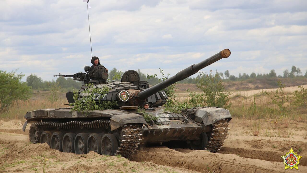 En esta foto publicada por el Ministerio de Defensa de Bielorrusia el jueves 20 de julio de 2023, un tanque bielorruso rueda durante las maniobras de una semana con combatientes mercenarios de la compañía militar privada Wagner que se llevarán a cabo en un campo de tiro cerca de la ciudad fronteriza de Brest, Bielorrusia.