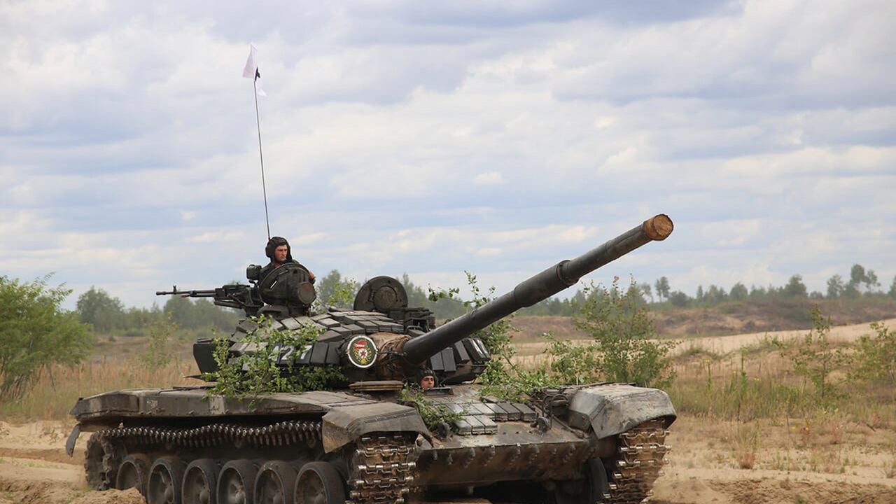En esta foto publicada por el Ministerio de Defensa de Bielorrusia el jueves 20 de julio de 2023, un tanque bielorruso rueda durante las maniobras de una semana con combatientes mercenarios de la compañía militar privada Wagner que se llevarán a cabo en un campo de tiro cerca de la ciudad fronteriza de Brest, Bielorrusia.
