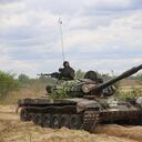 En esta foto publicada por el Ministerio de Defensa de Bielorrusia el jueves 20 de julio de 2023, un tanque bielorruso rueda durante las maniobras de una semana con combatientes mercenarios de la compañía militar privada Wagner que se llevarán a cabo en un campo de tiro cerca de la ciudad fronteriza de Brest, Bielorrusia.