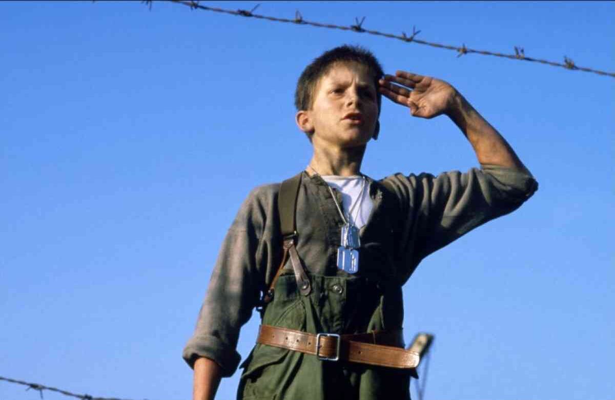‘El imperio del sol’ (1987) Protagonizada por Christian Bale a sus 12 años y producida y dirigida por Steven Spielberg, cuenta las experiencias de un niño británico detenido en un campo de prisioneros japonés durante la Segunda Guerra Mundial.