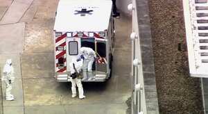 Una ambulancia llega al Emory University Hospital con el doctor Kent Brantly (derecha), el 2 de agosto del 2014, Atlanta, EE. UU.