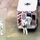 Una ambulancia llega al Emory University Hospital con el doctor Kent Brantly (derecha), el 2 de agosto del 2014, Atlanta, EE. UU.