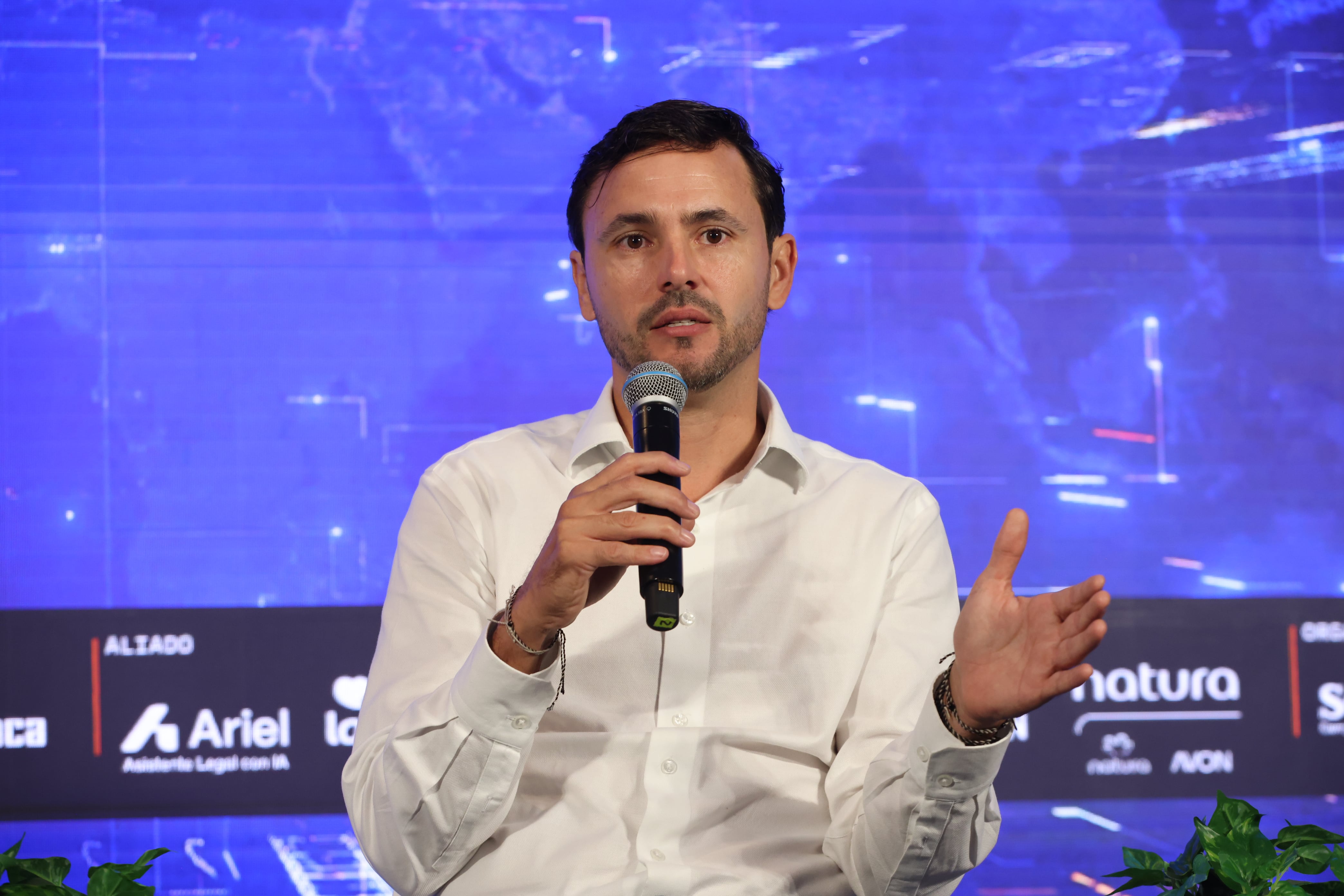 Foro Inteligencia Artificial
Más allá del hype
Miércoles 12 de agosto de 2026 


Talks de Impacto → ¿Dónde están las pruebas?
10:10 a. m. – 10:30 a. m.
PANEL | Qué lugar ocupa el ser humano en la era de la IA
Objetivo: Analizar la transformación del rol humano en el entorno profesional actual, equipando a los
asistentes con perspectivas y competencias clave para utilizar la inteligencia artificial como una
herramienta de amplificación y no de reemplazo.

Sebastián Torres. CEO Priority Shift
Víctor Muñoz, Experto en Inteligencia Artificial
Moderador:Juan David Cardozo, Periodista de SEMANA
