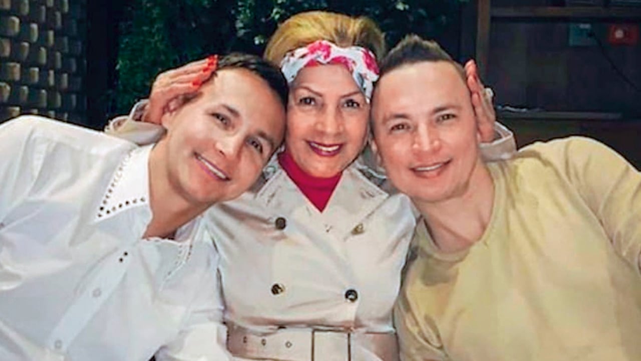 Mauricio Leal (izq.), Marleny Hernández y Jhonier Leal (der.) vivían juntos en una lujosa casa ubicada en la vía La Calera, donde fue ejecutado el crimen.