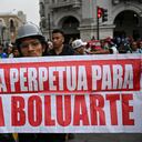 Miles de manifestantes marcharon el jueves en Perú, exigiendo la renuncia de la presidenta Dina Boluarte, el con motivo del primer año desde su llegada al poder tras la destitución del izquierdista Pedro Castillo por su fallido intento de disolver el Congreso. (Foto de Ernesto BENAVIDES/AFP)