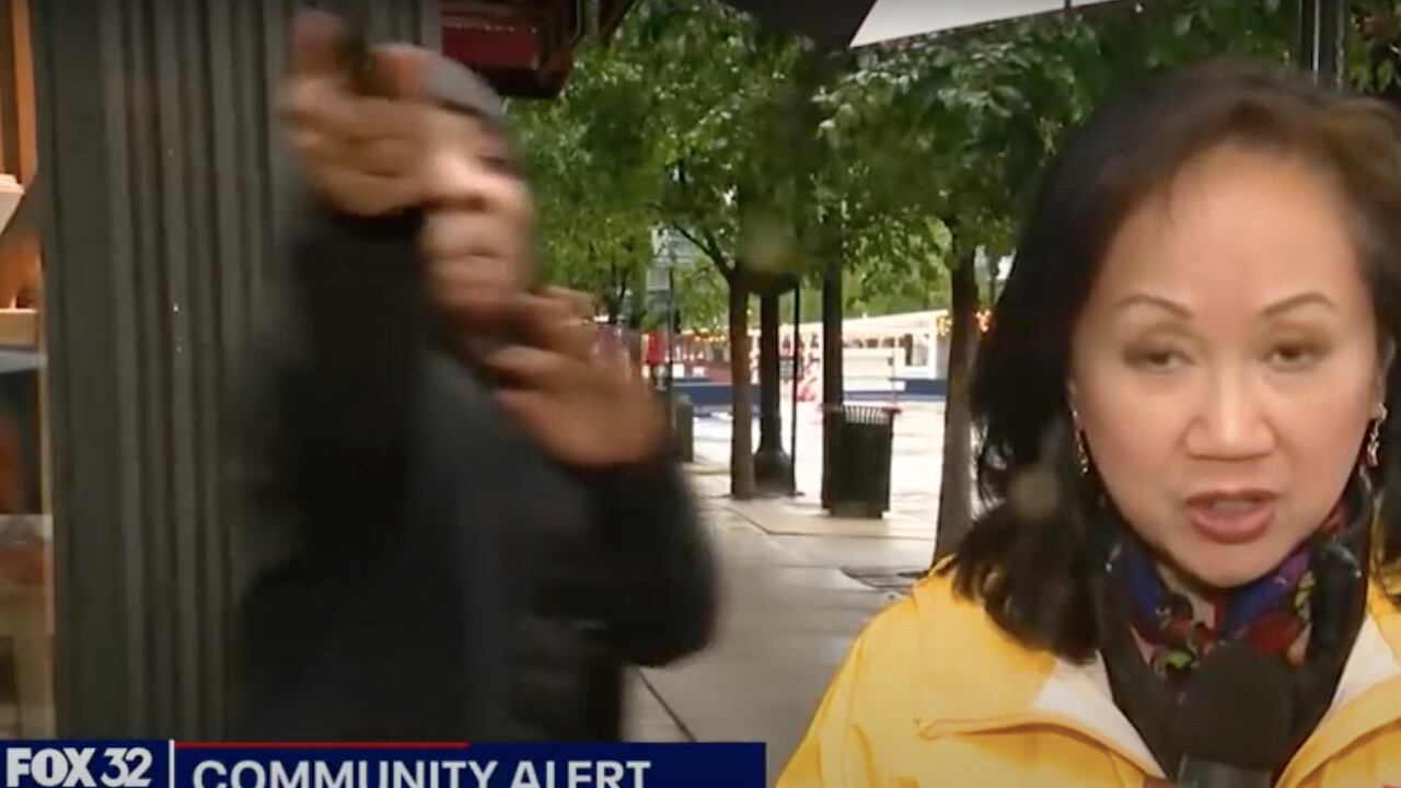 Este es el momento preciso de la amenaza por parte del ciudadano a los periodistas de Fox News en Chicago.