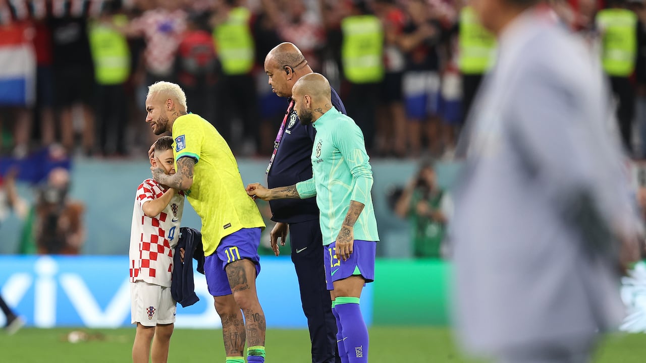 Neymar y su gesto con un niño tras el duelo con Croacia.