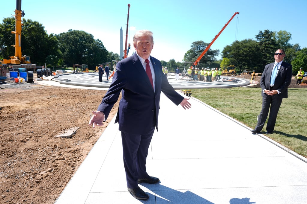 El presidente Donald Trump habla frente a la Casa Blanca, el miércoles 19 de agosto de 2026, en Washington, cerca de las obras de construcción de la nueva zona de aterrizaje de helicópteros en el Jardín Sur de la Casa Blanca.