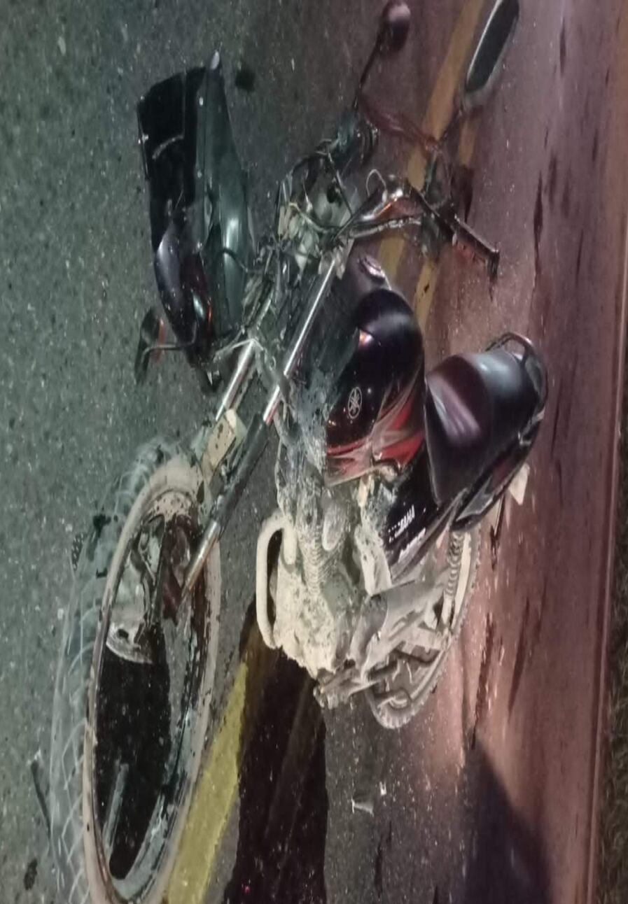 El motocicleta habría intentado adelantar a un tractocamión.