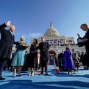 Joe Biden es juramentado como el 46o presidente de los Estados Unidos por el presidente del Tribunal Supremo John Roberts mientras Jill Biden sostiene la Biblia durante la 59a Inauguración Presidencial en el Capitolio de los Estados Unidos en Washington, el miércoles 20 de enero de 2021, mientras los niños Ashley y Hunter ven (Foto AP / Andrew Harnik, Grupo)