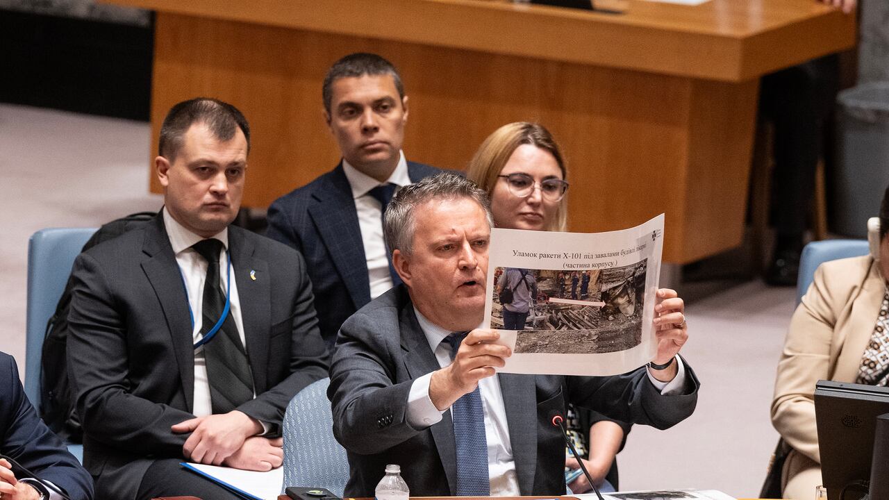 El embajador Sergiy Kyslytsya de Ucrania habla mientras sostiene una fotografía de los restos del misil X-1 que impactó en el hospital infantil de Kiev durante una reunión de emergencia del Consejo de Seguridad en la Sede de la ONU.