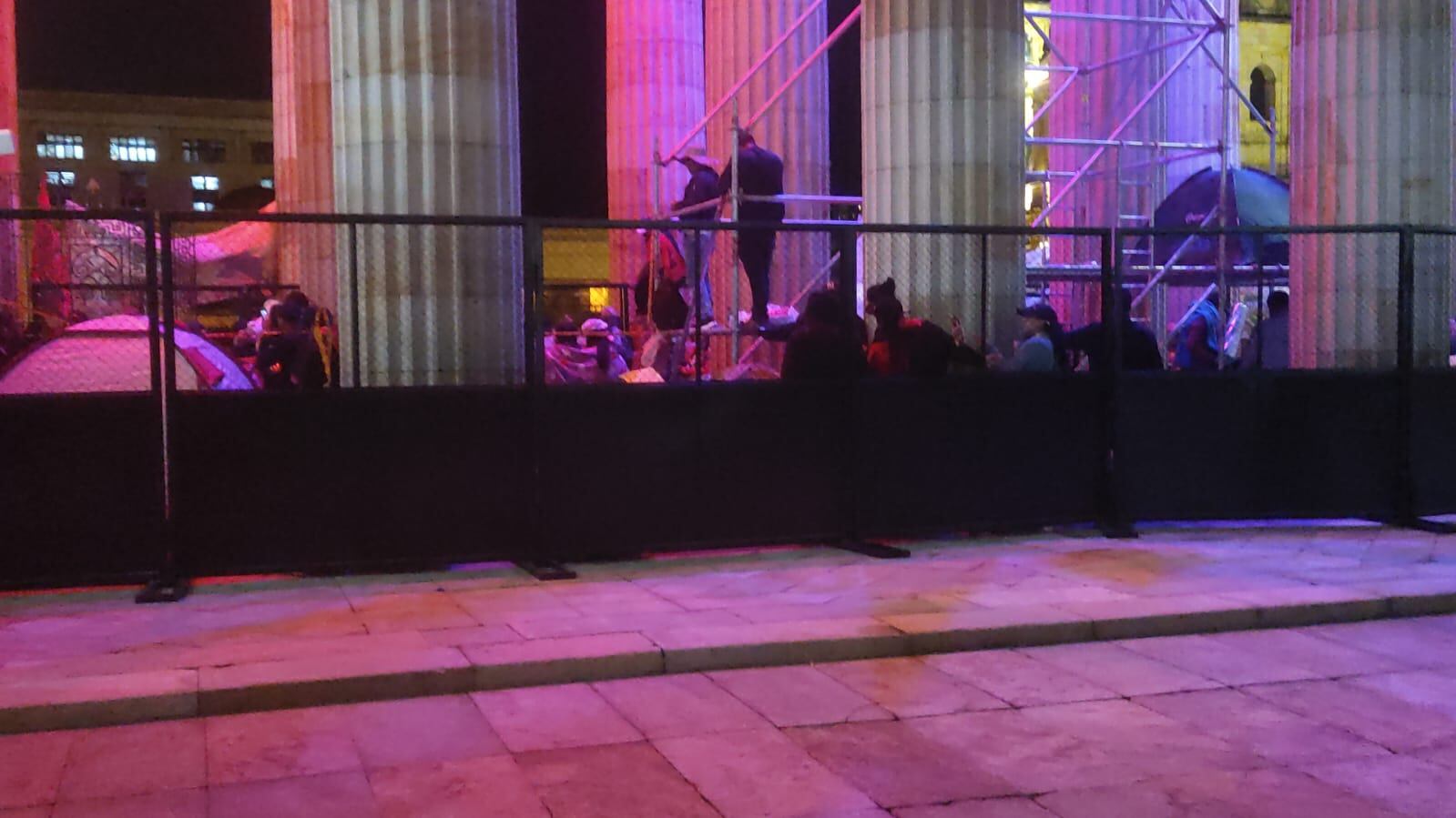 Comunidades indígenas armaron un campamento en la entrada del Congreso, este martes.