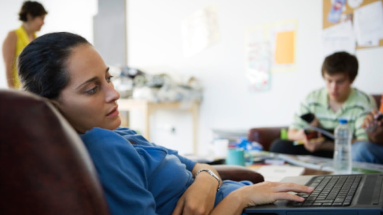 Una mala postura en el trabajo puede acarrear problemas de salud.