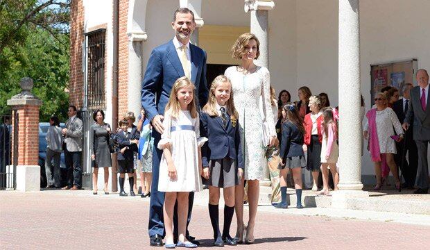 El rey Felipe, su esposa y sus hijas luchan desde España por mantener a flote la credibilidad de la monarquía en medio del escándalo.