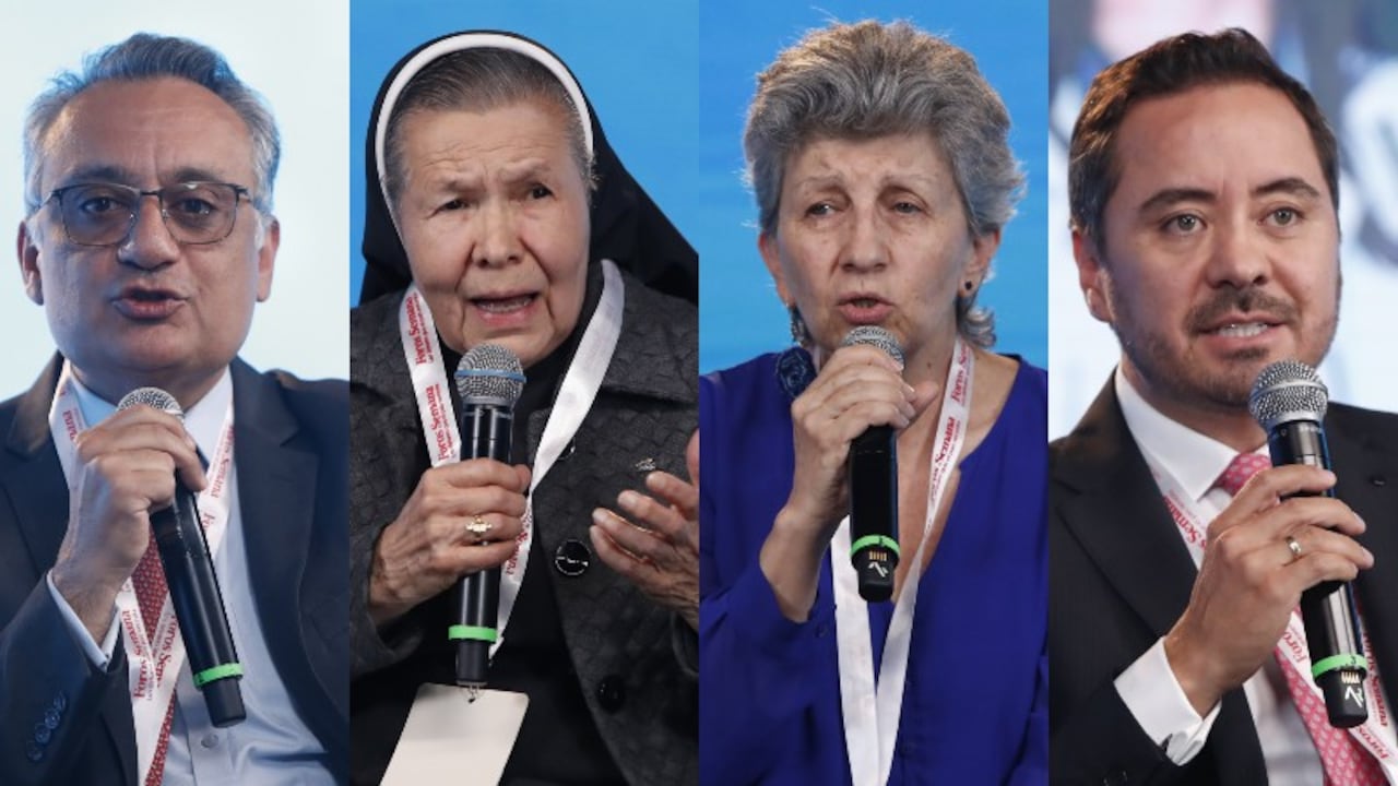 Henry Gallardo, director general de la Fundación Santa Fe de Bogotá; Gloria Quiceno, presidenta de la Asociación de Usuarios de Sanitas; María Inés Delgado, directora ejecutiva de la Asociación Colombiana de Enfermos Hepáticos y Renales; y Andrés Felipe Ruiz, director de Acceso al Mercado y Ventas para el área Andina, Centro América y el Caribe de Sanofi.