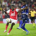 José Cuenú, del Deportivo Pasto, intenta frenar Hugo Rodallega, autor del gol de Santa Fe.