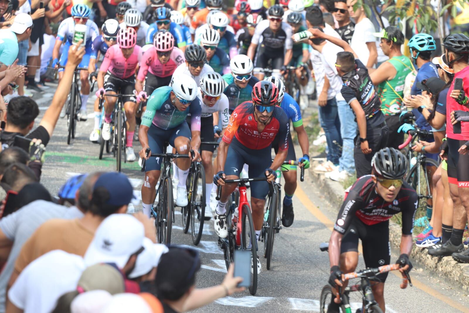 Daniel Felipe Martínez, compañero de Egan Bernal en el Ineos, fue uno de los referentes en esta carrera de los Nacionales de Ruta 2023. Foto: Federación Colombiana de Ciclismo.