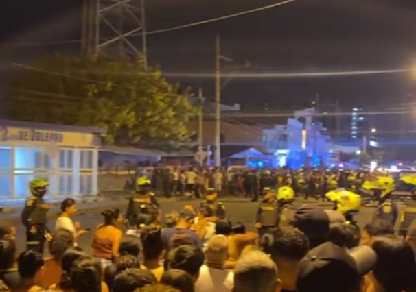 Los hechos causaron conmoción entre los habitantes de la zona, quienes se aglomeraron para ver qué pasaba.