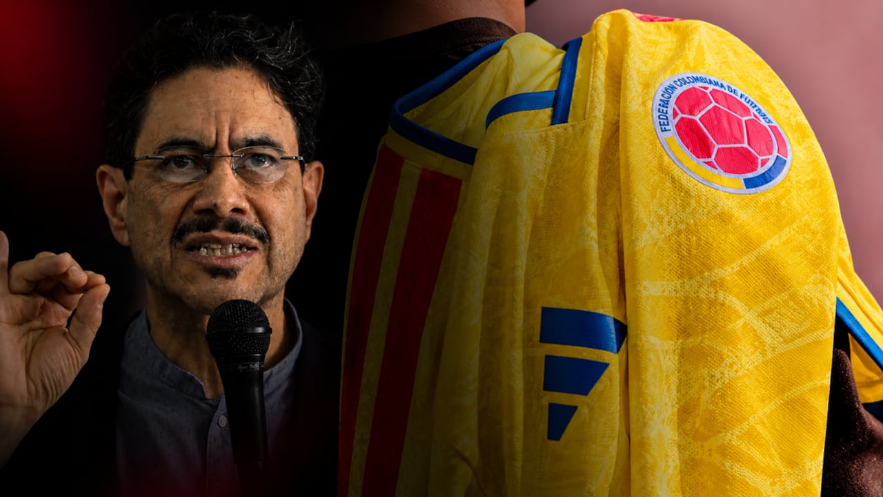 Iván Cepeda, candidato presidencial, el primero de junio de 2026, en Bogotá. Y, a la derecha, la camiseta de la Selección Colombia.