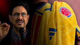 Iván Cepeda, candidato presidencial, el primero de junio de 2026, en Bogotá. Y, a la derecha, la camiseta de la Selección Colombia