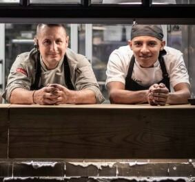 El chef Jorge Luis Galeano Arboleda (izq.) y su compañero Martín Elías Erazo murieron arrollados por dos carros en el Alto de Las Palmas, en Medellín.