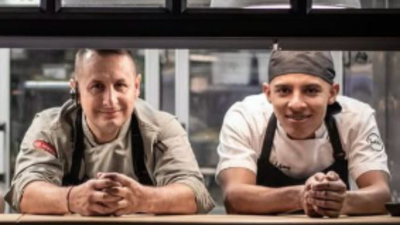 El chef Jorge Luis Galeano Arboleda (izq.) y su compañero Martín Elías Erazo murieron arrollados por dos carros en el Alto de Las Palmas, en Medellín.