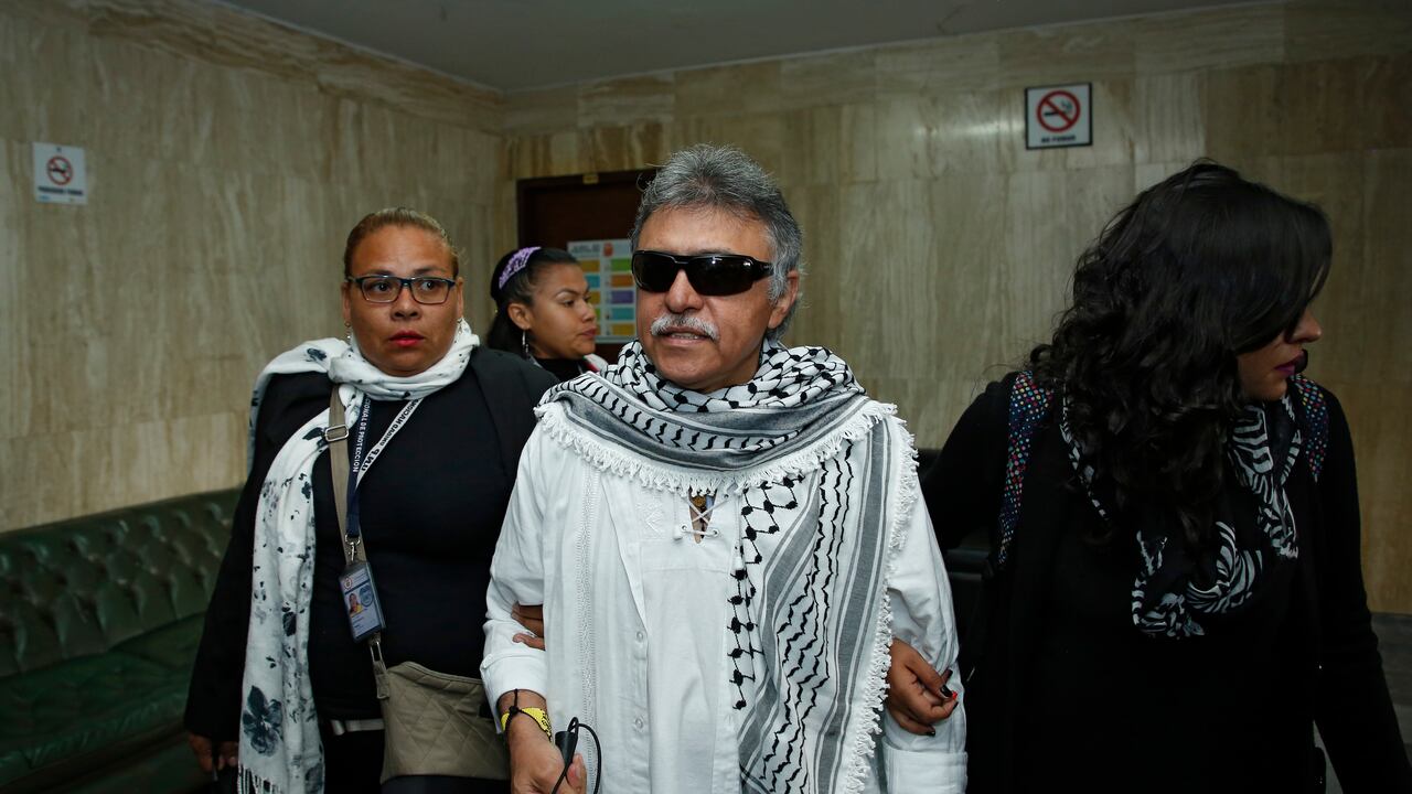 Zeuxis Pausias Hernández Solarte
alias Jesús Santrich se posesionó en el Congreso.
El exjefe guerrillero llegó al Capitolio para asumir su curul como representante a la Cámara
Bogota junio 11 2019
foto: Guillermo Torres Reina / Semana