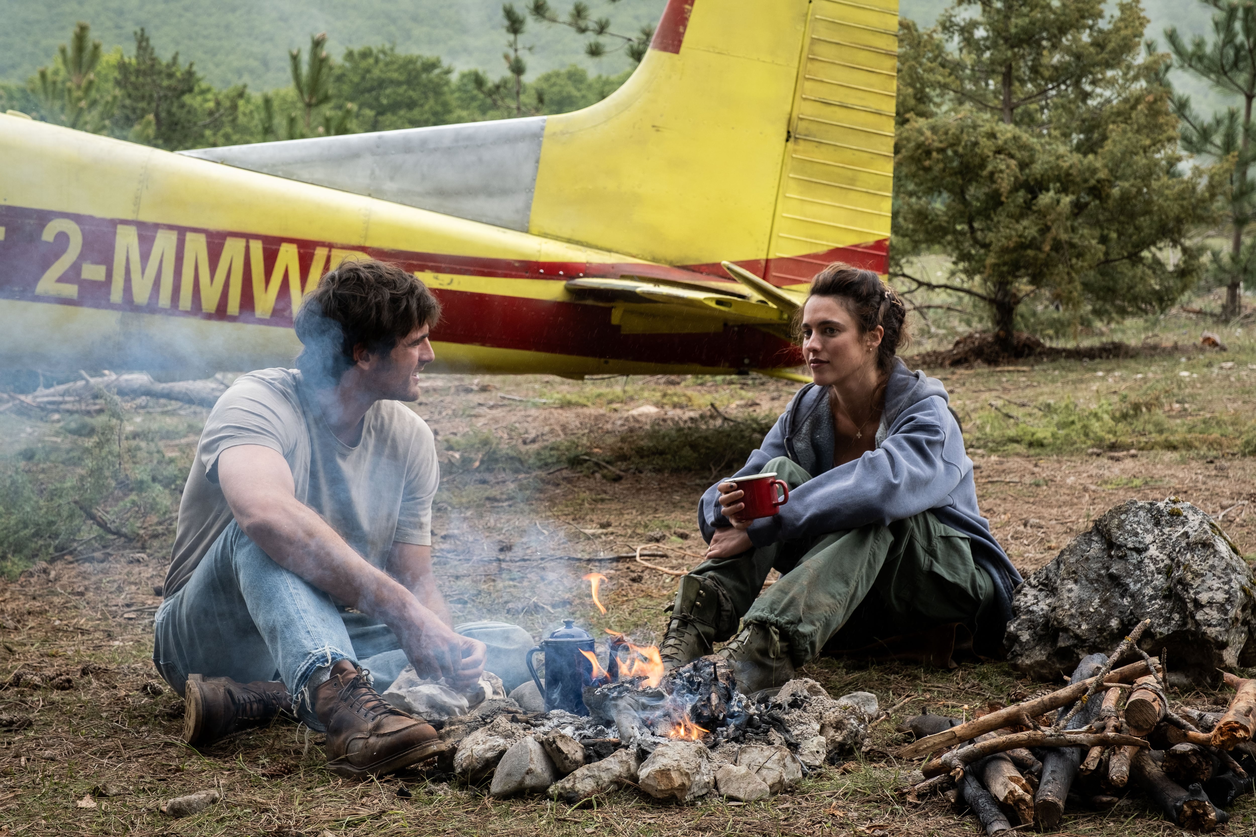 Jacob Elordi es Hig y Margaret Qualleyes Cima en 'La guerra de los últimos'. Foto: Fabio Lovino / 20th Century Studios.