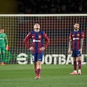 Los jugadores del Barcelona, Pedri y Robert Lewandowski, se lamentan por ceder dos puntos en casa ante el Granada, en la Liga española. /Foto Josep LAGO / AFP)