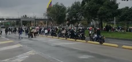 La Secretaría de Movilidad señaló que los estudiantes que participan en estas movilizaciones se dirigen hacia el Ministerio de Educación, por lo que recomendó a los usuarios de la vía tomar la avenida Boyacá al norte y luego la avenida Esperanza al oriente.