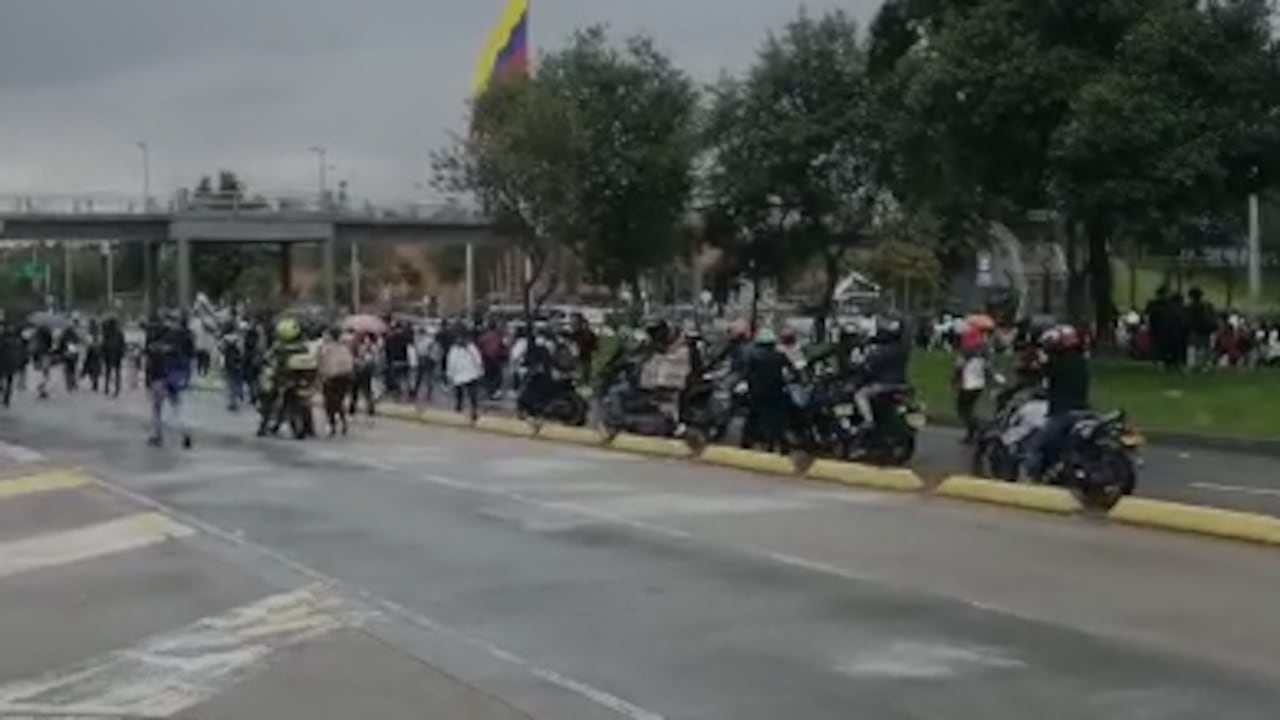 La Secretaría de Movilidad señaló que los estudiantes que participan en estas movilizaciones se dirigen hacia el Ministerio de Educación, por lo que recomendó a los usuarios de la vía tomar la avenida Boyacá al norte y luego la avenida Esperanza al oriente.