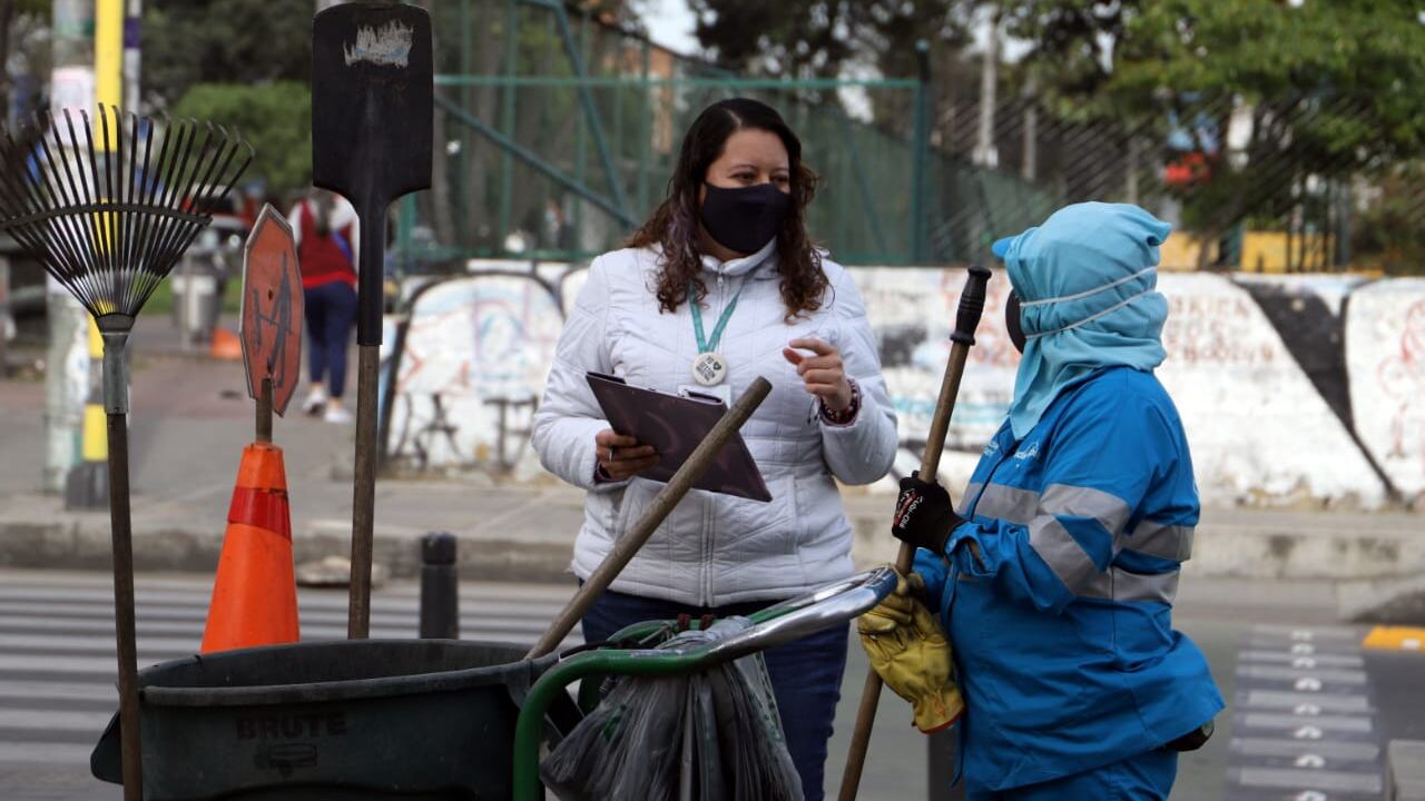 Operarios de limpieza de Bogotá certifican su conocimiento con el SENA