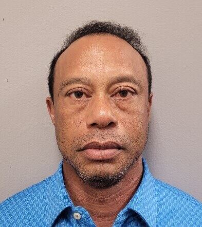 Esta foto proporcionada por la oficina policial del condado de Martin muestra a Tiger Woods, tras su arresto el viernes 27 de marzo de 2026
