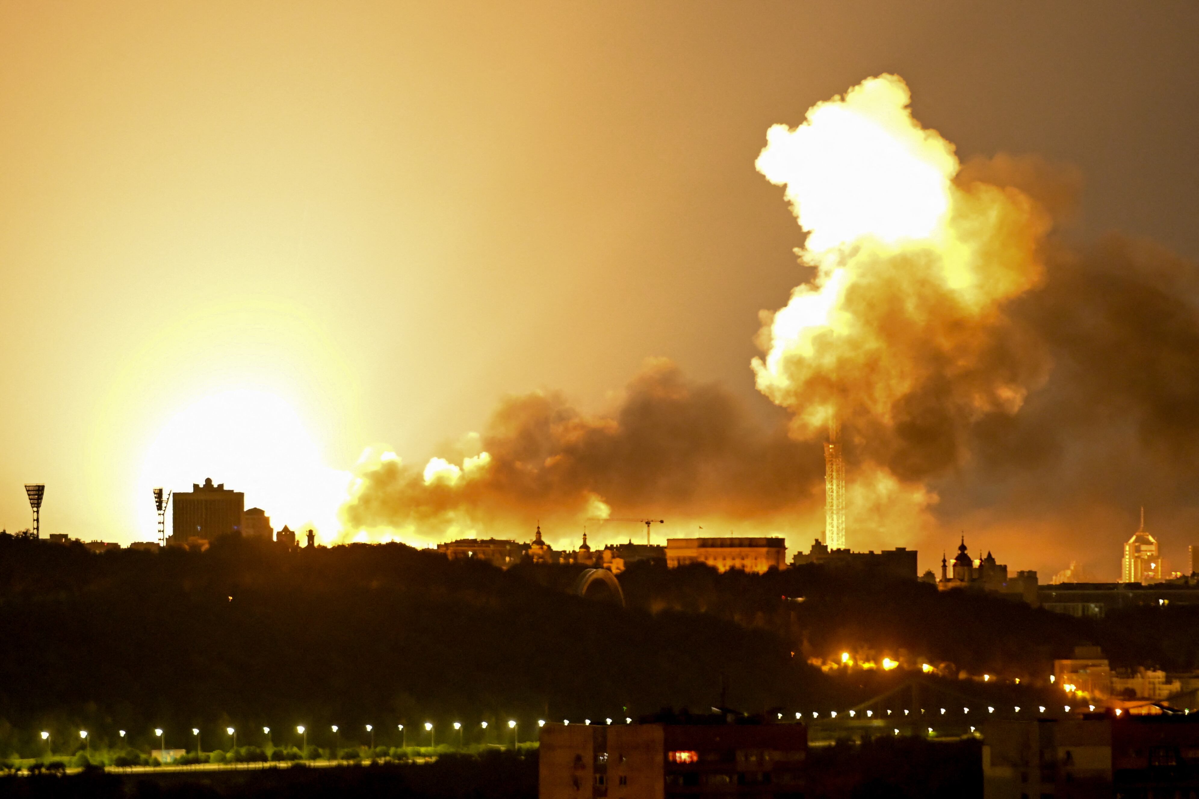 Los bombardeos con misiles y drones rusos sacudieron partes de Ucrania durante la noche, causando cuatro muertos y decenas de heridos, según informaron las autoridades el 2 de junio. Estos son los ataques más recientes en una guerra sin un final a la vista.