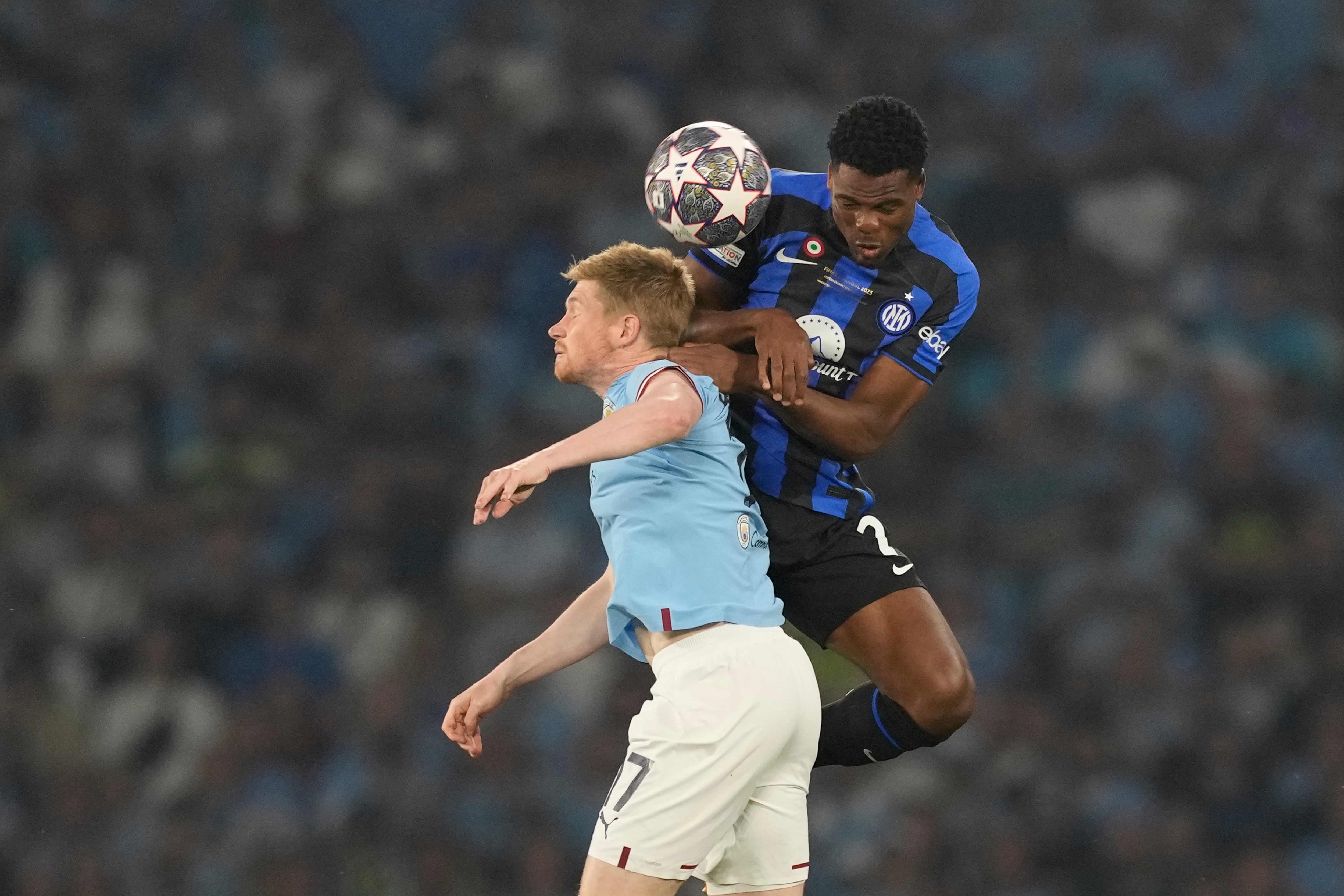 Kevin De Bruyne, del Manchester City, a la izquierda, dirige el balón más allá de Denzel Dumfries, del Inter de Milán, durante el partido final de la Liga de Campeones entre el Manchester City y el Inter de Milán en el Estadio Olímpico Ataturk en Estambul, Turquía, el sábado 10 de junio de 2023. (Foto AP/ Antonio Calanni)