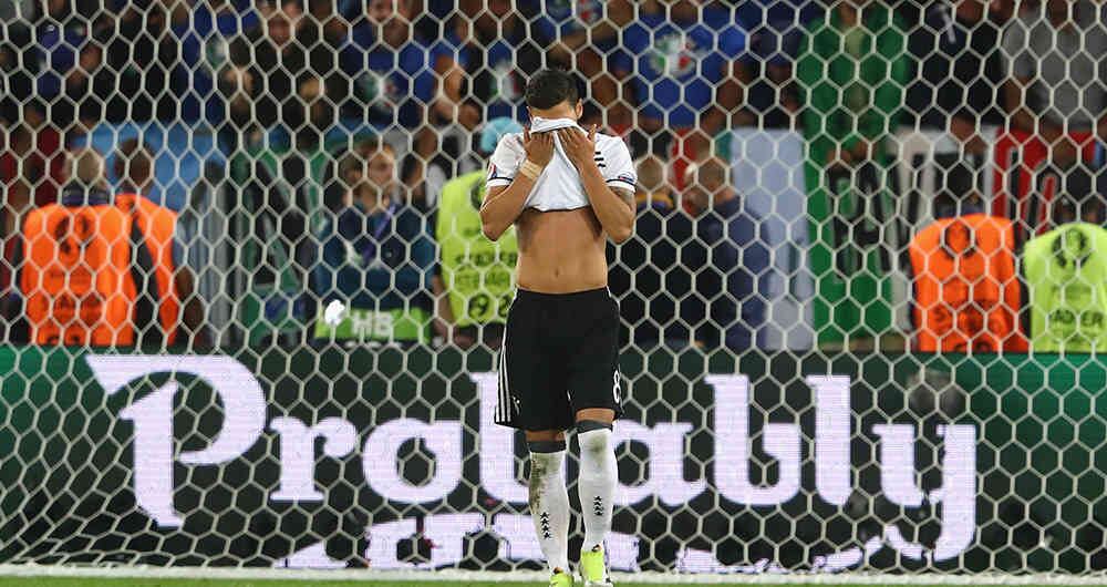  "De joven lo jugué mucho (el fútbol) con más pena que gloria. Pero qué momentos los de gloria cuando tuve la gloria. Poesía para el medio campo. Era un medio clásico", dice Bayona..