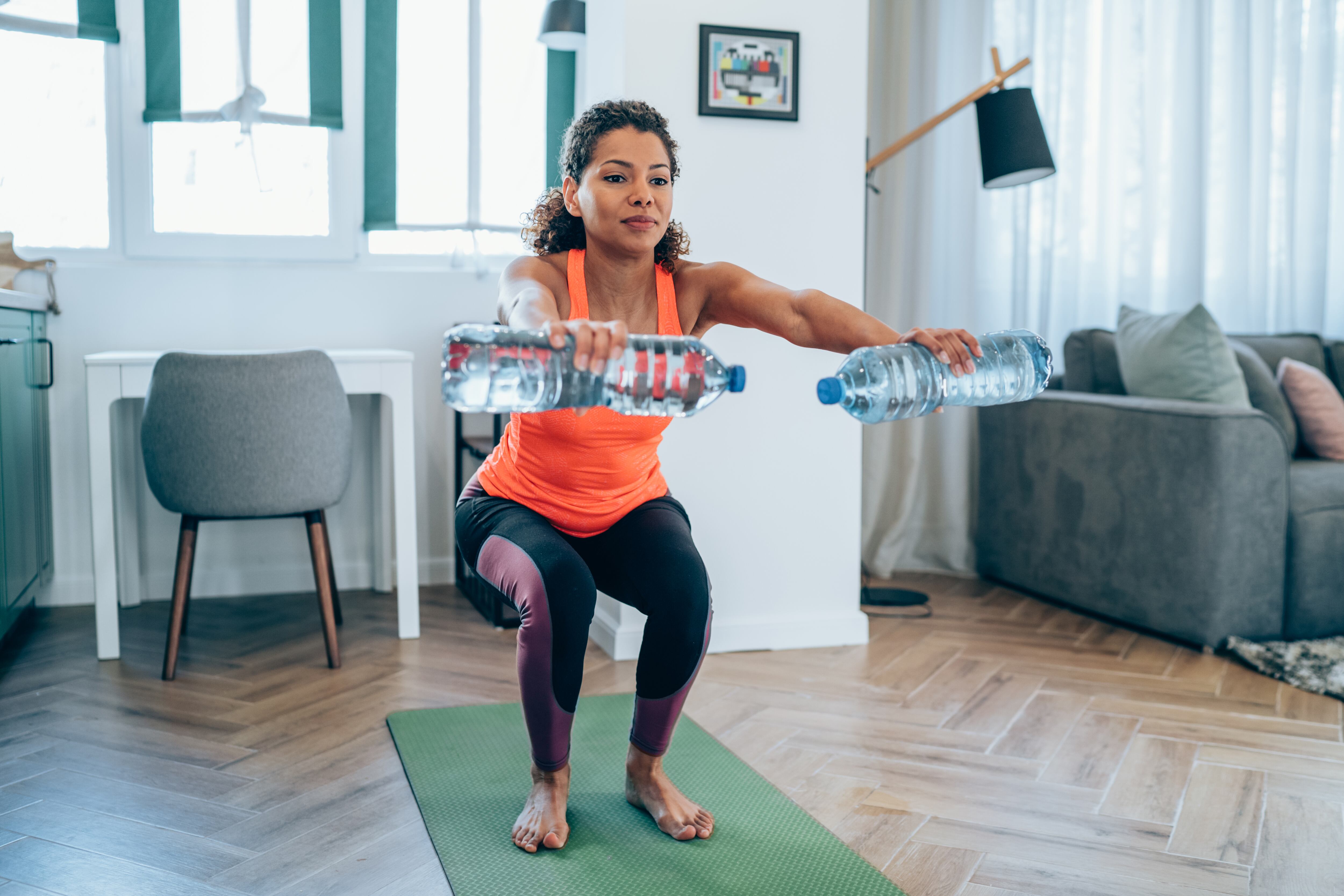 Estos ejercicios se pueden realizar con botellas de agua y ayudan a tonificar el busto y los brazos.