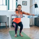 Estos ejercicios se pueden realizar con botellas de agua y ayudan a tonificar el busto y los brazos.