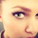 Las miradas pueden ser engañosas. Se examina la manera en que individuos manipuladores utilizan sus ojos como herramientas maestras, revelando sus artimañas sin pronunciar una palabra.