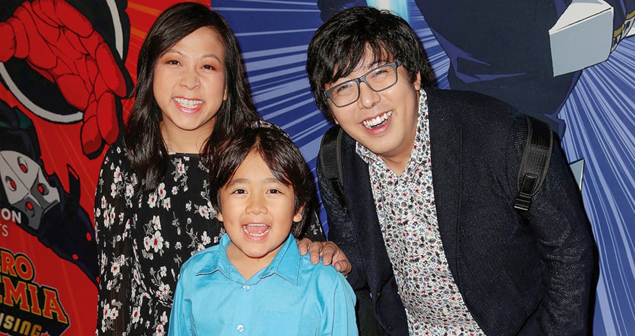 Con sus padres, Loann y Shion. Ella es profesora de química, y él, ingeniero de la Universidad de Cornell. Hoy se dedican a Ryan.