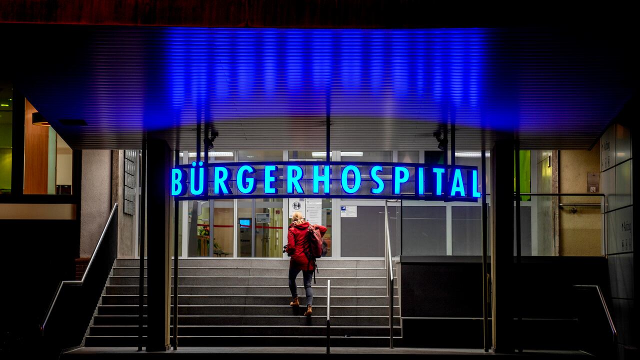Una mujer sube las escaleras de un hospital en Fráncfort, Alemania.