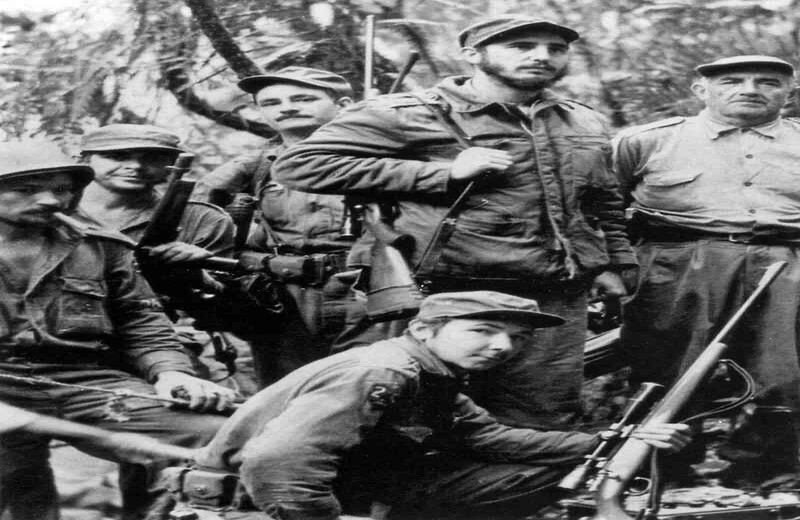 Fotografía tomada en 1957 durante la guerra de guerrillas liderada por Fidel Castro (arriba, 2-R) contra el dictador cubano Fulgencio Batista. En el fondo Raúl Castro es visto junto al argentino Ernesto Che Guevara (arriba, 2-L) y otros miembros de la guerrilla.