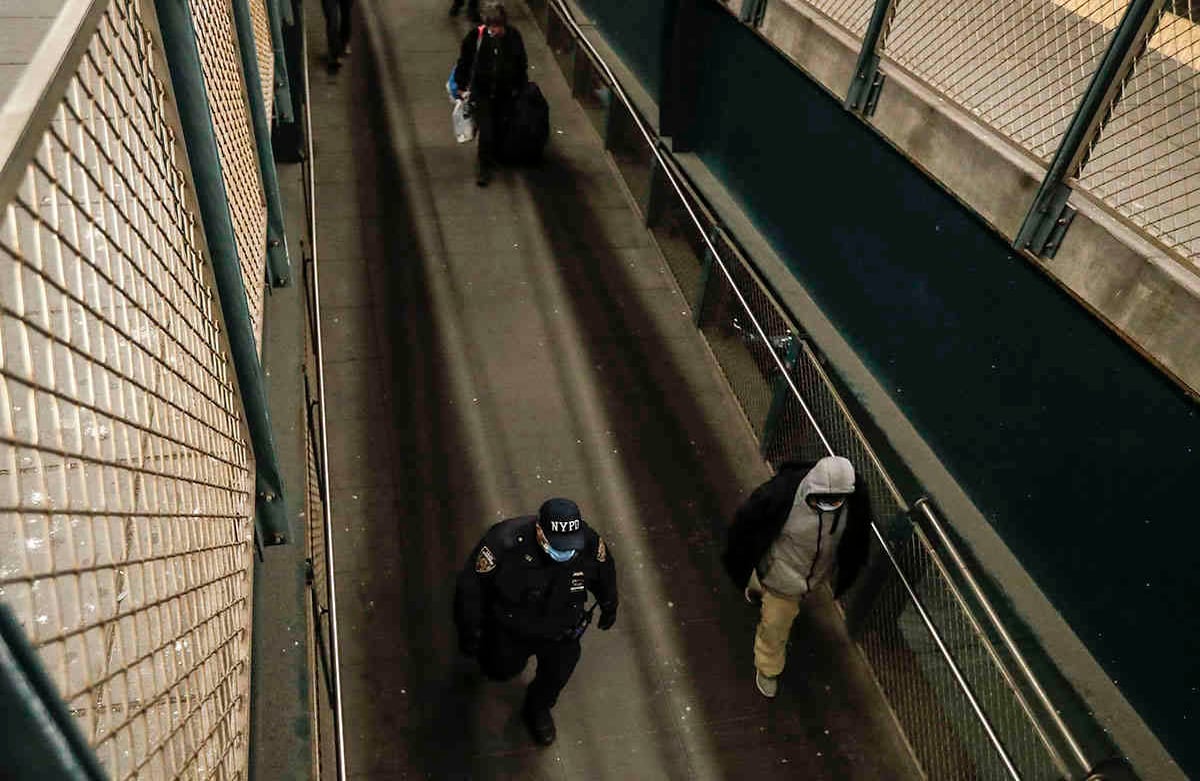 Un oficial de Policía escolta a las personas fuera de Coney Island, Terminal de Stillwell, para operaciones de desinfección en la MTA el miércoles 6 de mayo de 2020 en el distrito de Brooklyn de Nueva York. Foto: Frank Franklin II/AP