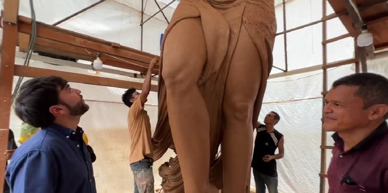 La escultura mide más de 6 metros